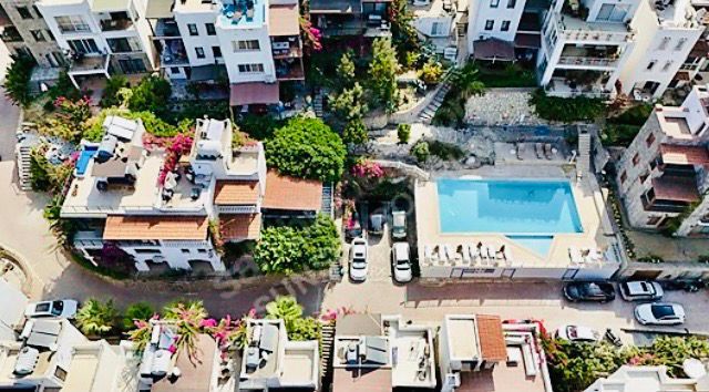 Havuz kenarı dinlenme alanı