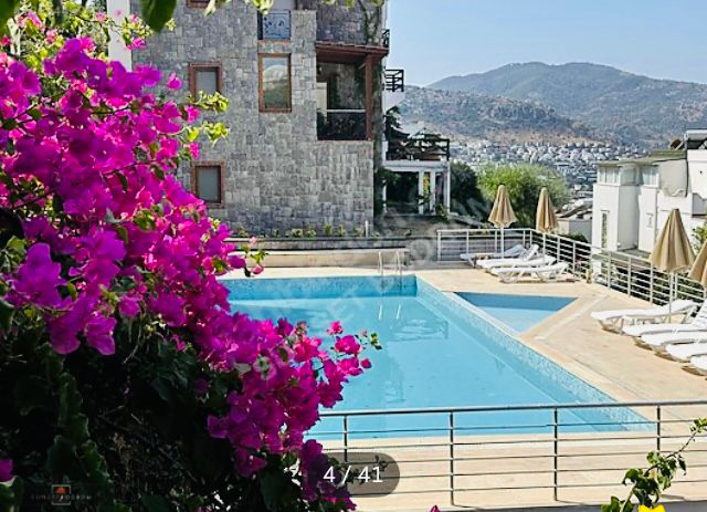 Yüzme havuzu ve güneşlenme alanı