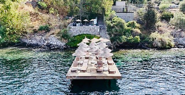 Afrodit Villaları iskelesi ve koy manzarası